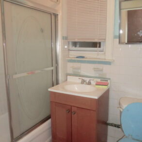 LARGE 4 BEDRM APT WITH BALCONY AND PARKING INCLUDED (PLS#292)