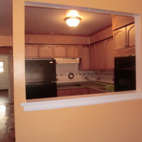 BEAUTIFUL LARGE 3 BEDRM WITH PARKING INCLUDED (PLS#293)