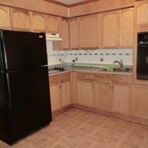 BEAUTIFUL LARGE 3 BEDRM WITH PARKING INCLUDED (PLS#293)