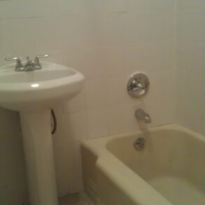 FANTASTIC LARGE 3 BEDRM APART WITH EXTRA ROOM (PLS#299)
