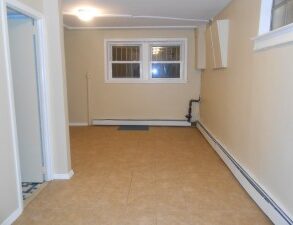 LARGE STUDIO,UTILITIES INCLUDED PLUS FREE CABLE & WIDE SREEN TV (PLS#335)